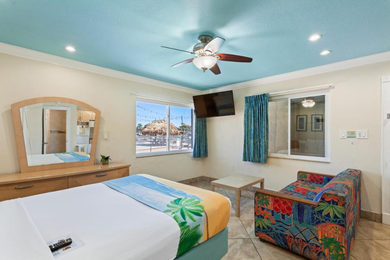 Bay Palms Waterfront Resort - Hotel And Marina سانت بيتي بيتش المظهر الخارجي الصورة