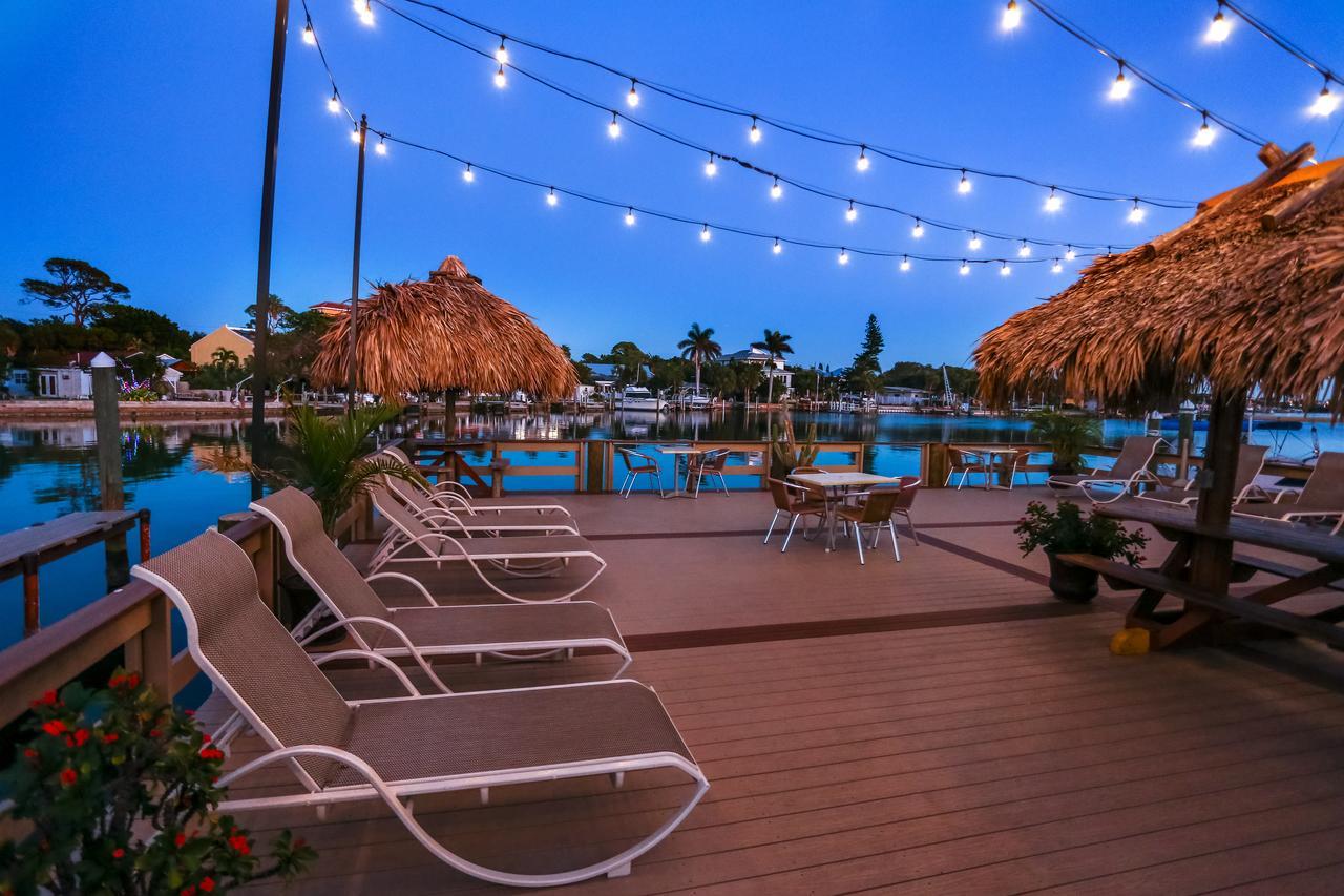 Bay Palms Waterfront Resort - Hotel And Marina سانت بيتي بيتش المظهر الخارجي الصورة