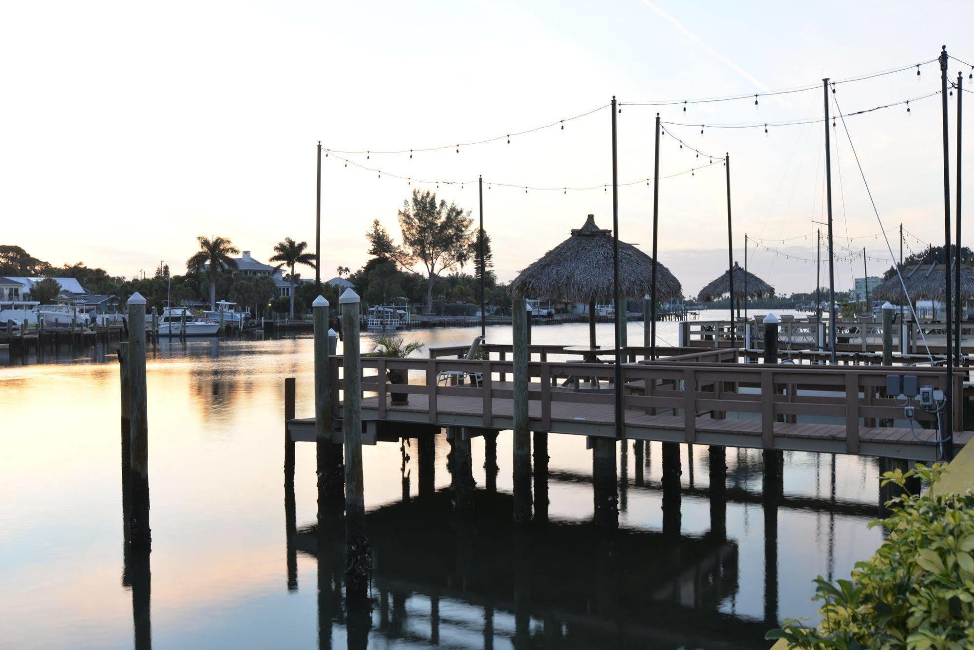 Bay Palms Waterfront Resort - Hotel And Marina سانت بيتي بيتش المظهر الخارجي الصورة
